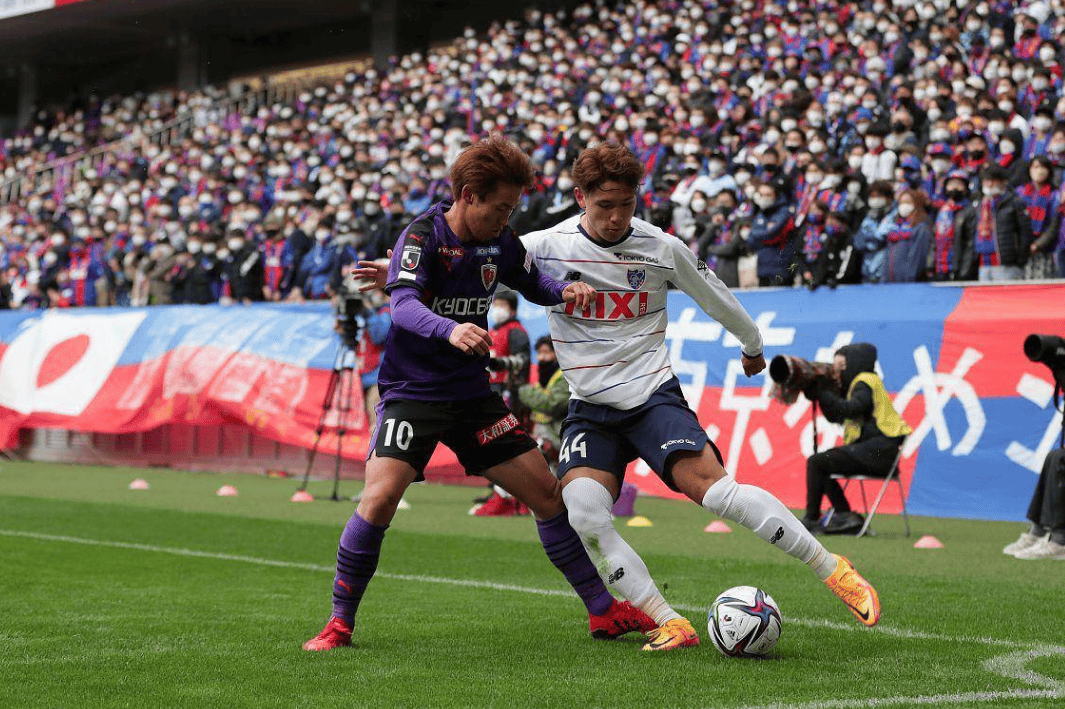 包含广岛三箭全取三分，继续在J联赛中领跑的词条