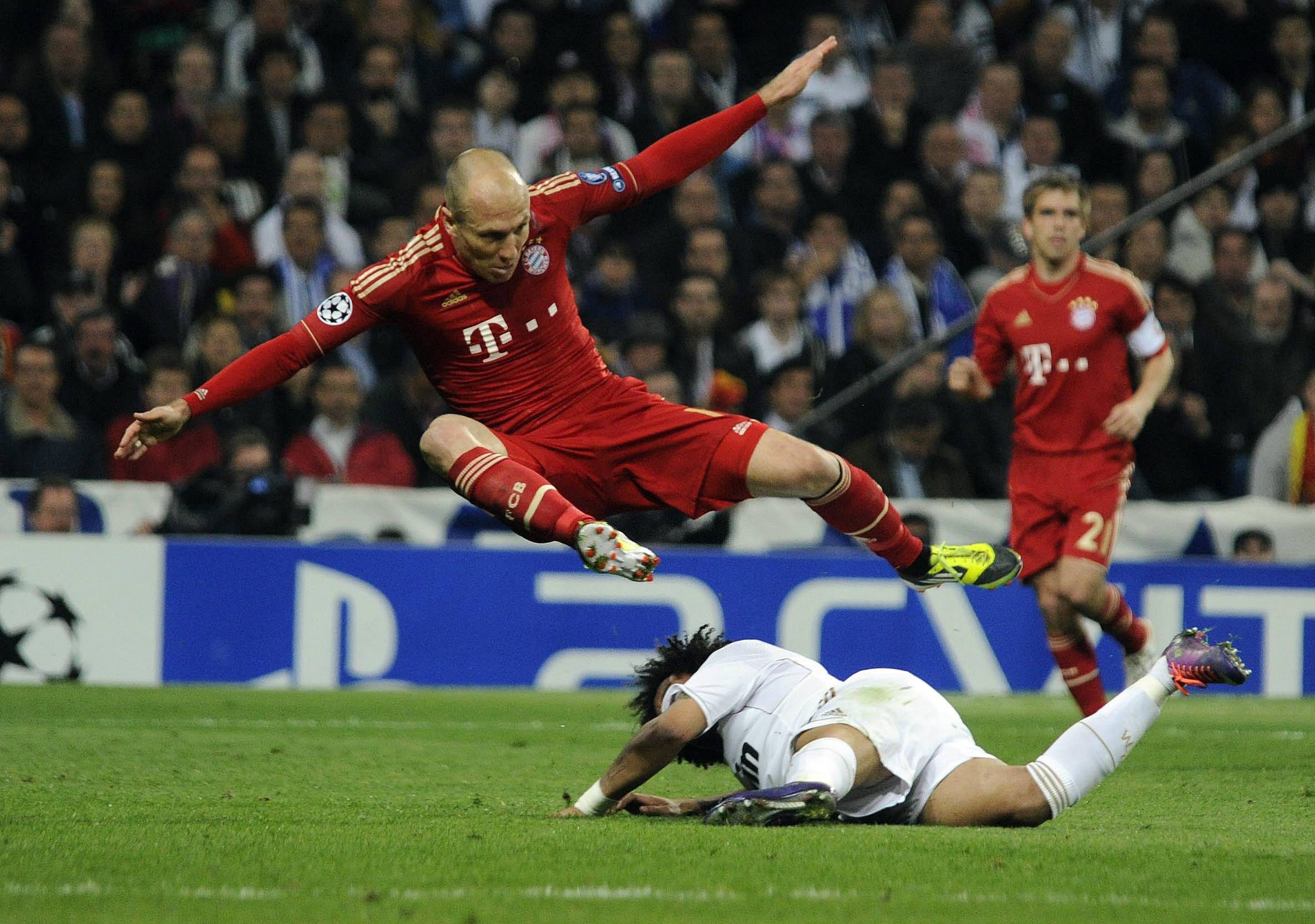 包含最新足球赛况揭秘，球员技艺令人惊叹的词条